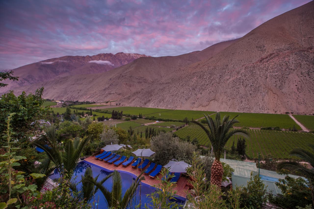 Cabañas de piedra integradas a la ladera de Pisco Elqui
